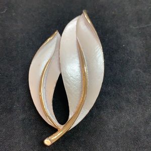 Vintage pin in white and gold